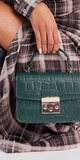 Zelená satchel kabelka s krokodíliou textúrou a elegantnou klopou