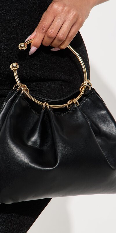 Čierna listová kabelka s elegantným úchytom na ruku