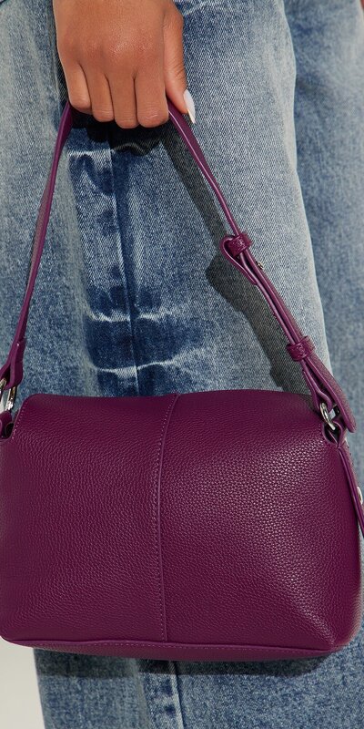 Ramenná kabelka v slivkovej farbe s uhladeným lakovaným efektom