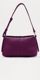 Ramenná kabelka v slivkovej farbe s uhladeným lakovaným efektom