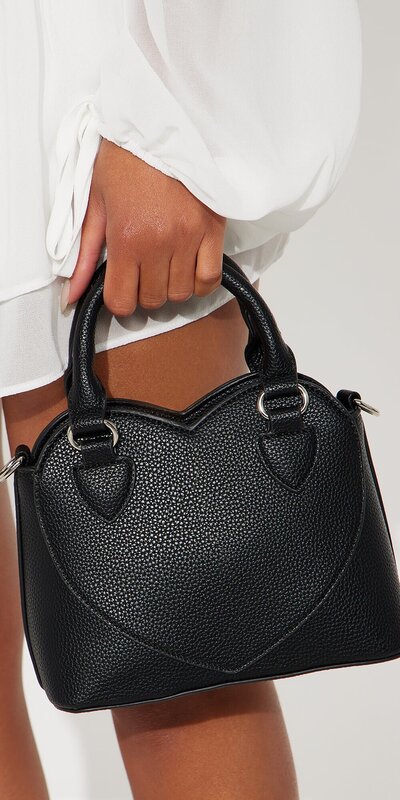 Čierna satchel kabelka s jemným srdcovým reliéfom