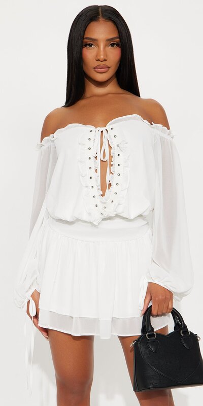 Čierna satchel kabelka s jemným srdcovým reliéfom