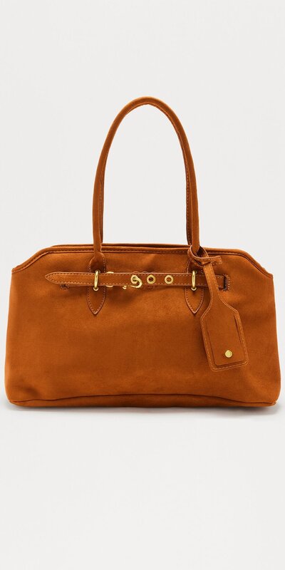 Ramenná kabelka s prackovým detailom v hnedej farbe