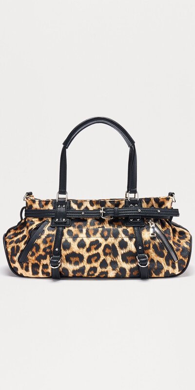 Ramenná kabelka s leopardím vzorom a výraznými detailmi
