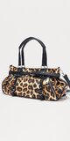 Ramenná kabelka s leopardím vzorom a výraznými detailmi