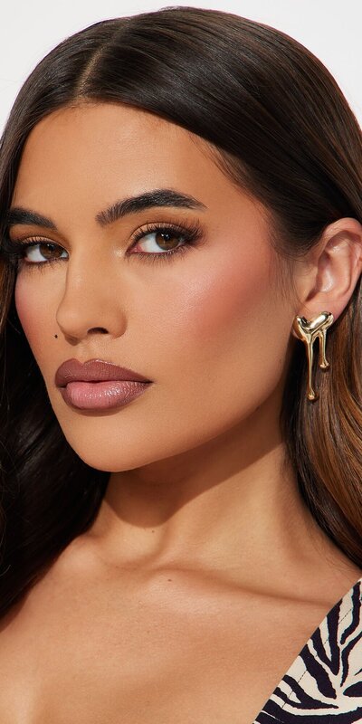 Zlaté visiace náušnice s elegantným kovovým detailom