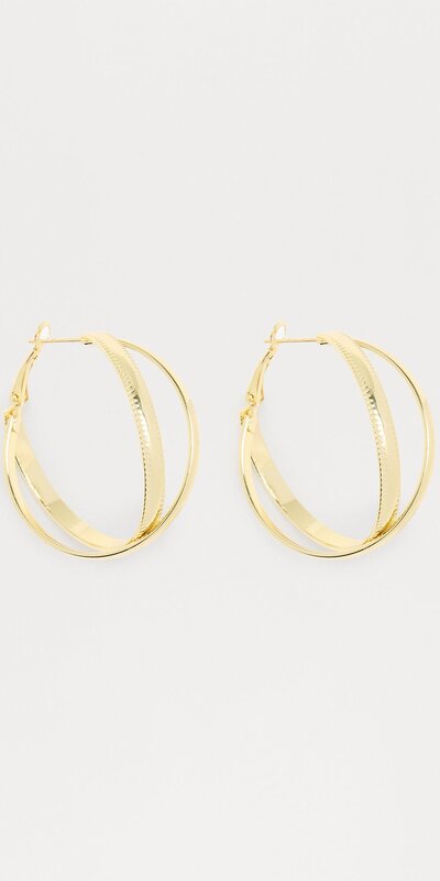 Zlaté abstraktné kruhové náušnice v modernom dizajne