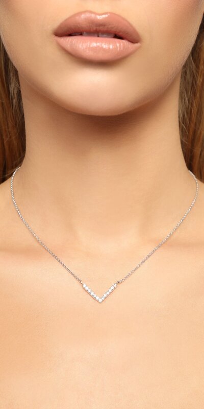 Strieborný náhrdelník s jemným V príveskom