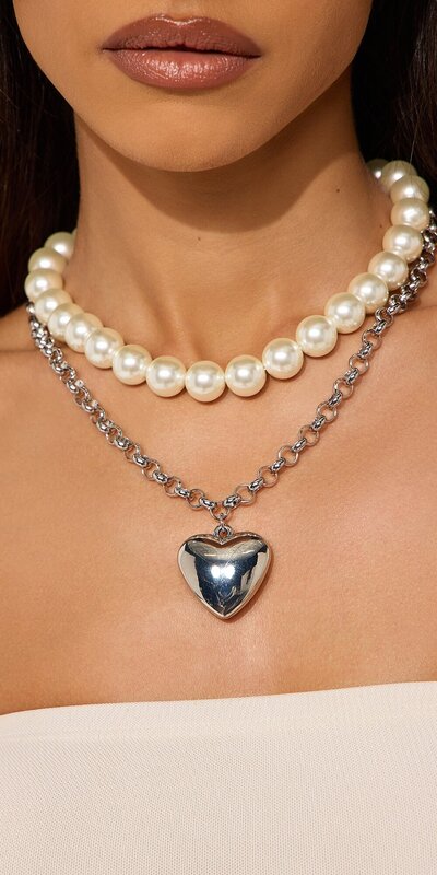 Strieborný vrstvený náhrdelník so srdiečkami a perlami
