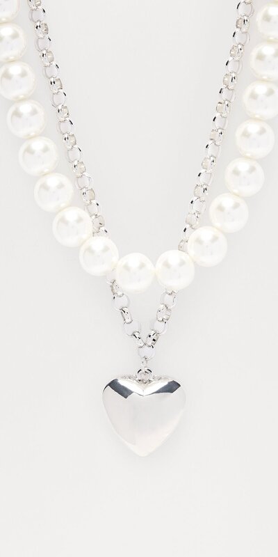 Strieborný vrstvený náhrdelník so srdiečkami a perlami
