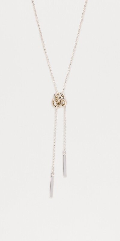 Strieborný lariat náhrdelník s elegantným uzlovým detailom