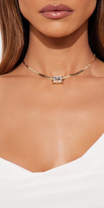 Zlatý choker náhrdelník s jemným trblietavým detailom