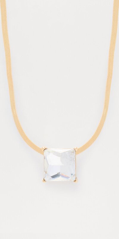 Zlatý choker náhrdelník s jemným trblietavým detailom