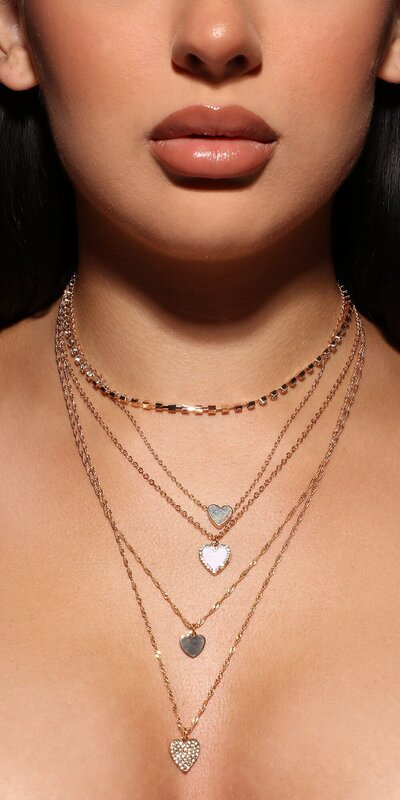 Zlatý vrstvený náhrdelník s jemným srdiečkovým detailom