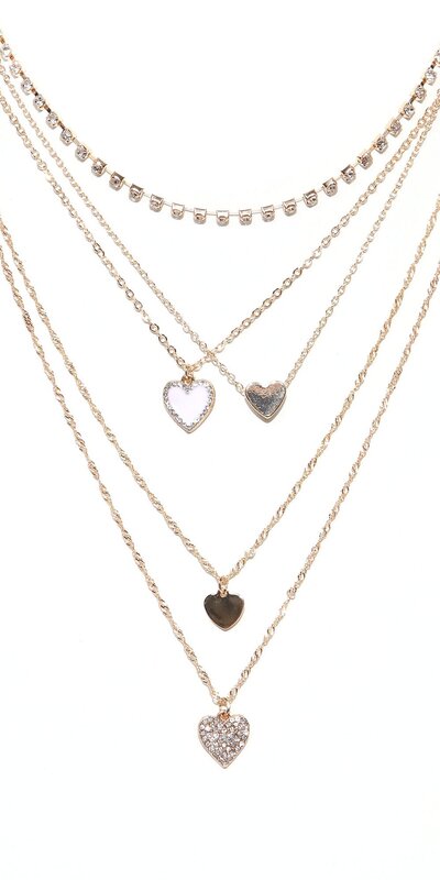 Zlatý vrstvený náhrdelník s jemným srdiečkovým detailom