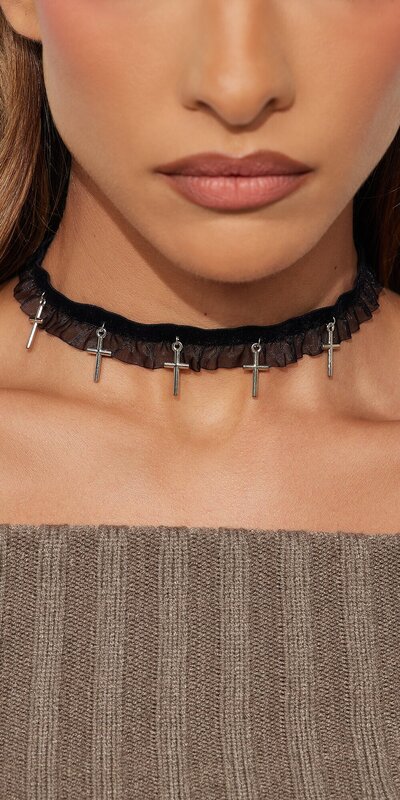 Čierny látkový choker s jemným krížikovým príveskom