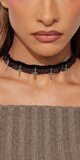 Čierny látkový choker s jemným krížikovým príveskom