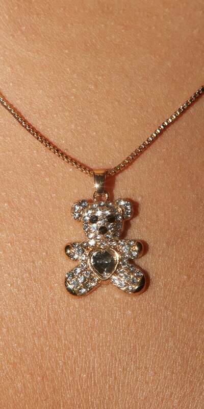 Zlatý náhrdelník s medvedíkovým príveskom a srdiečkovým detailom