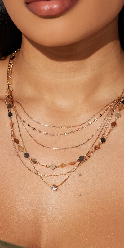 Zlatý vrstvený náhrdelník s trblietavými detailmi