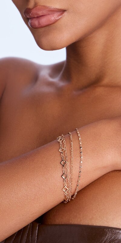 Zlatá 4-dielna súprava náramkov s jemným ďatelinovým motívom