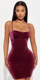 Mini šaty zo zamatového materiálu v bordovej farbe s romantickým výstrihom
