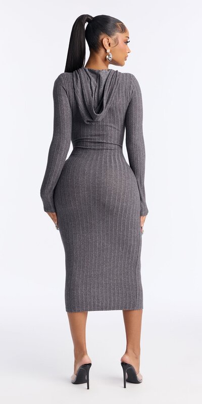 Tmavosivé pletené mikinové midi šaty s kapucňou