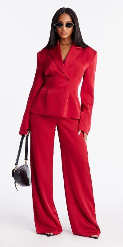 Červená saténová súprava s blejzrom a širokými nohavicami