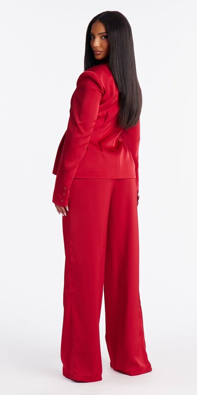 Červená saténová súprava s blejzrom a širokými nohavicami
