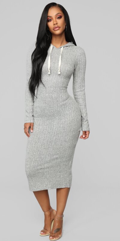 Úpletové midi šaty s kapucňou v šedej farbe