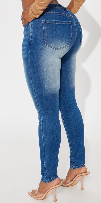 Skinny džínsy v tmavom wash prevedení