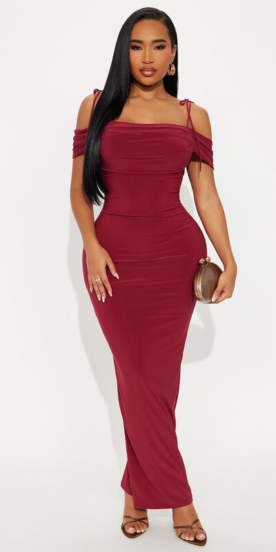 Maxi šaty s odhalenými ramenami v bordovej farbe