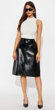 Midi sukňa z lesklého patentovaného materiálu v čiernej farbe