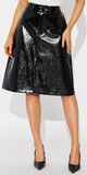 Midi sukňa z lesklého patentovaného materiálu v čiernej farbe