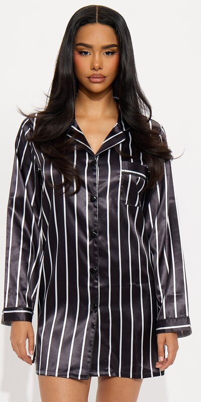 Čierno-biela saténová nočná košeľa s dlhým rukávom