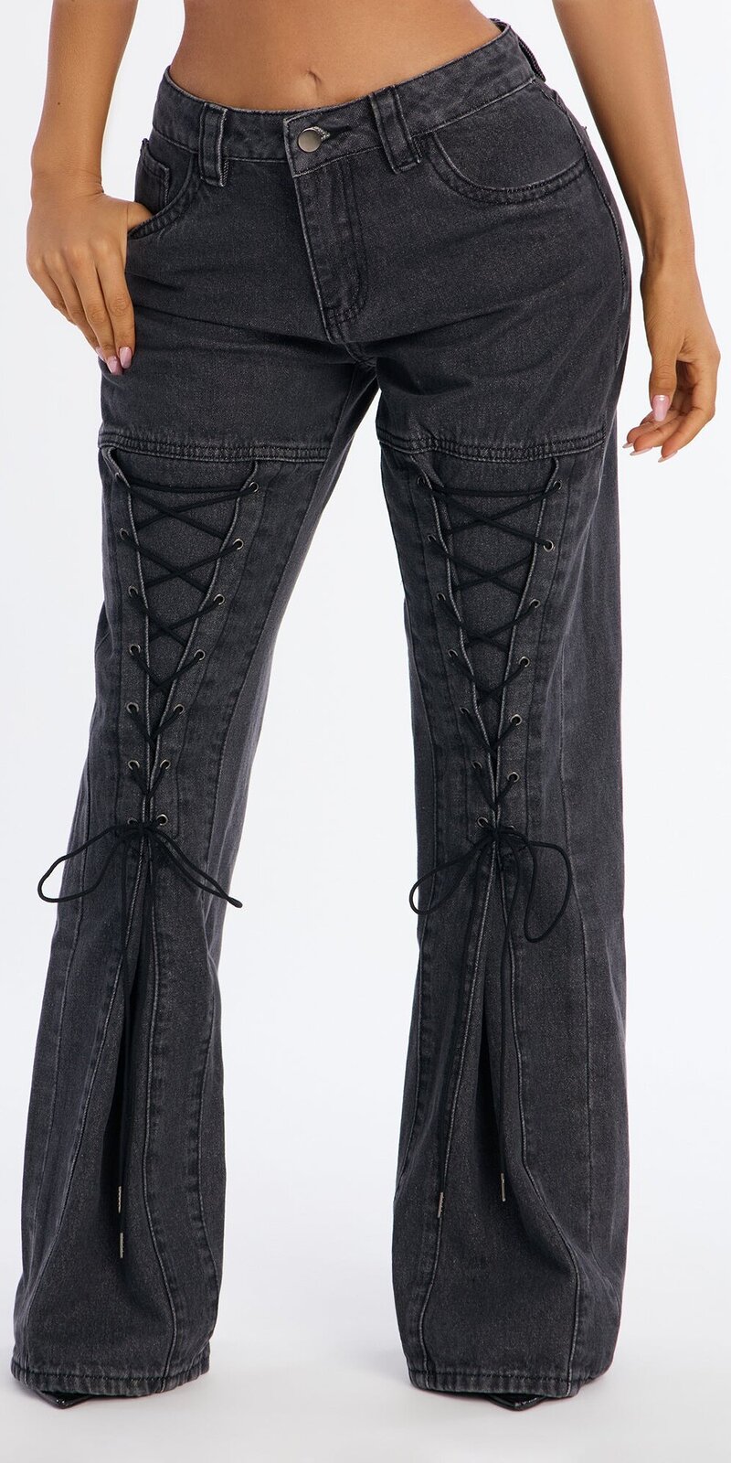 Široké rifle so šnurovaním v tmavosivej farbe