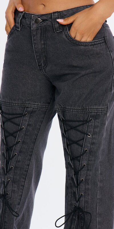 Široké rifle so šnurovaním v tmavosivej farbe