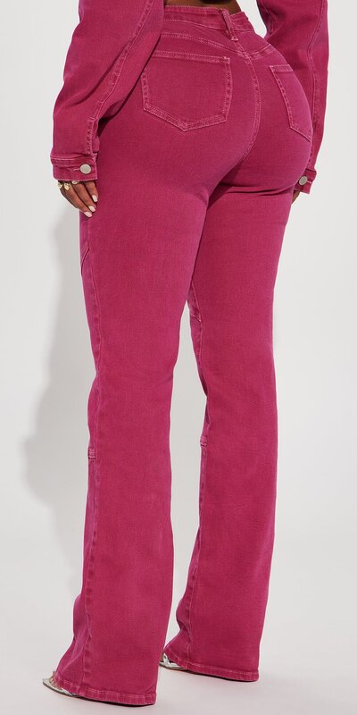 Ružové rifle s rovnými nohavicami a šnurovaním