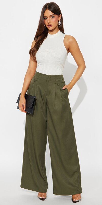 Elegantné nohavice so širokými nohavicami a vysokým pásom v zelenej farbe