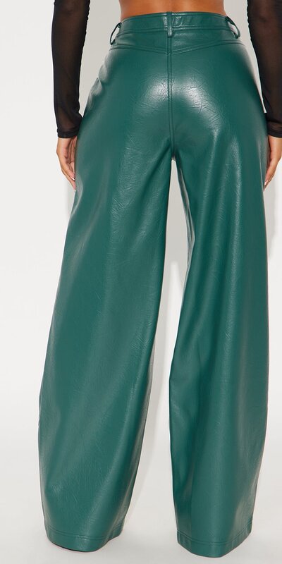 Výrazné nohavice s rozšírenými nohavicami z umelej kože v zelenej farbe