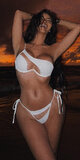 Dvojdielne bikiny s asymetrickým topom a výrezmi v bielej farbe