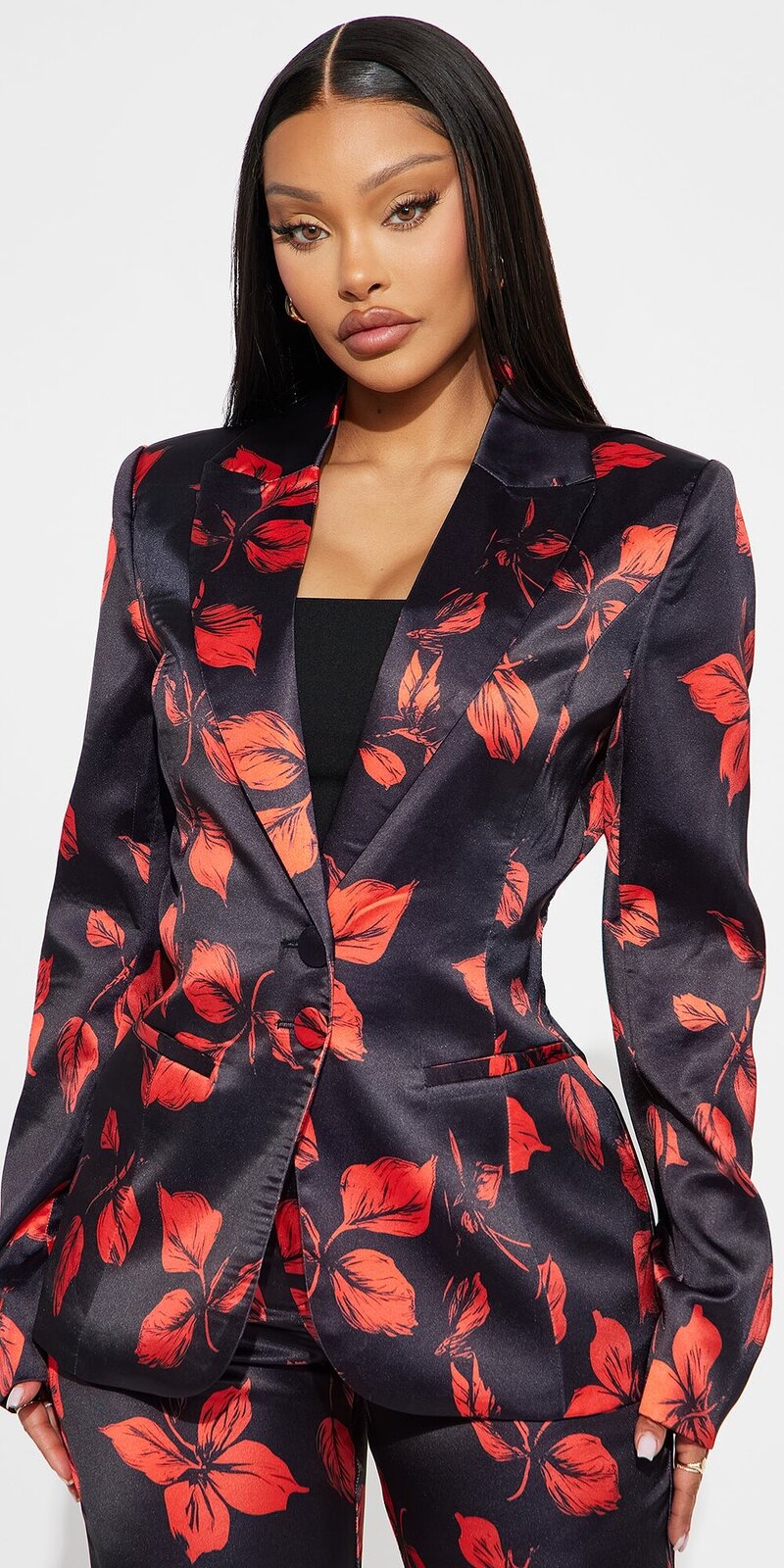 Elegantné sako s kvetinovým vzorom a lesklým povrchom v čiernej farbe