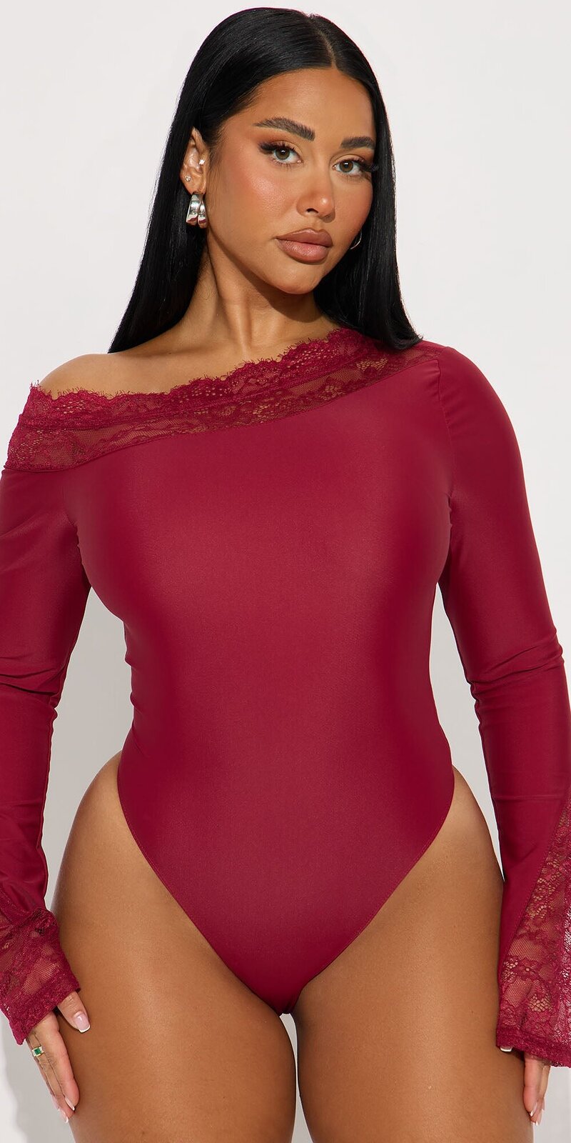 Zvodné body s odhalenými ramenami a čipkovým lemom v bordovej farbe