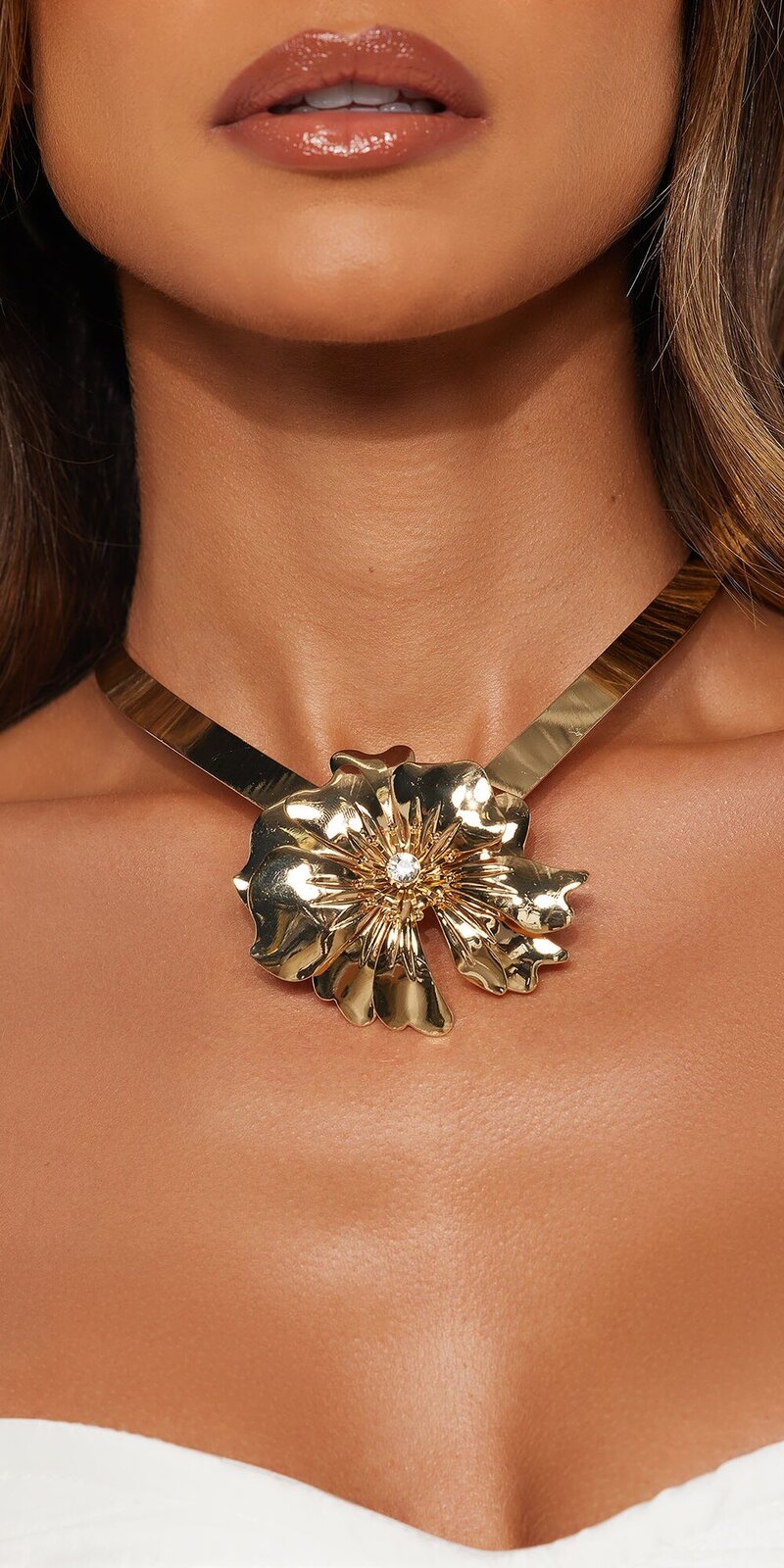 Zlatý choker s kvetinovým motívom gardénie