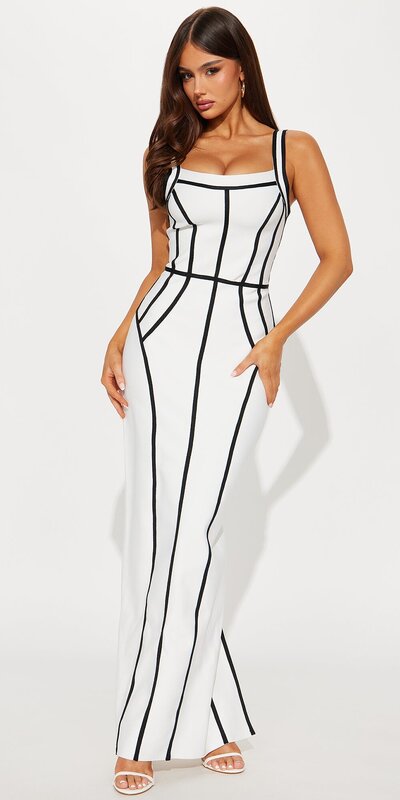 Kontrastné maxi šaty s hranatým výstrihom v bielo-čiernom prevedení