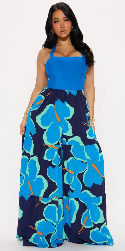 Elegantný overal s halter výstrihom a širokými nohavicami v modrom prevedení