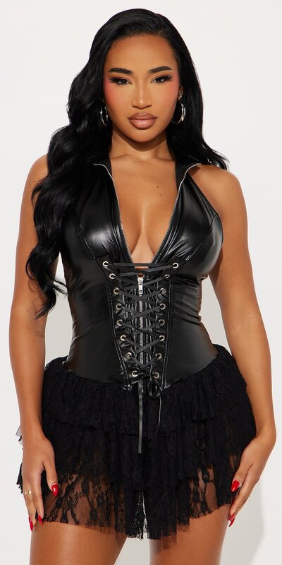 Čierne mini šaty z umelej kože s volánovou sukňou