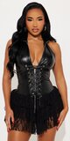 Čierne mini šaty z umelej kože s volánovou sukňou