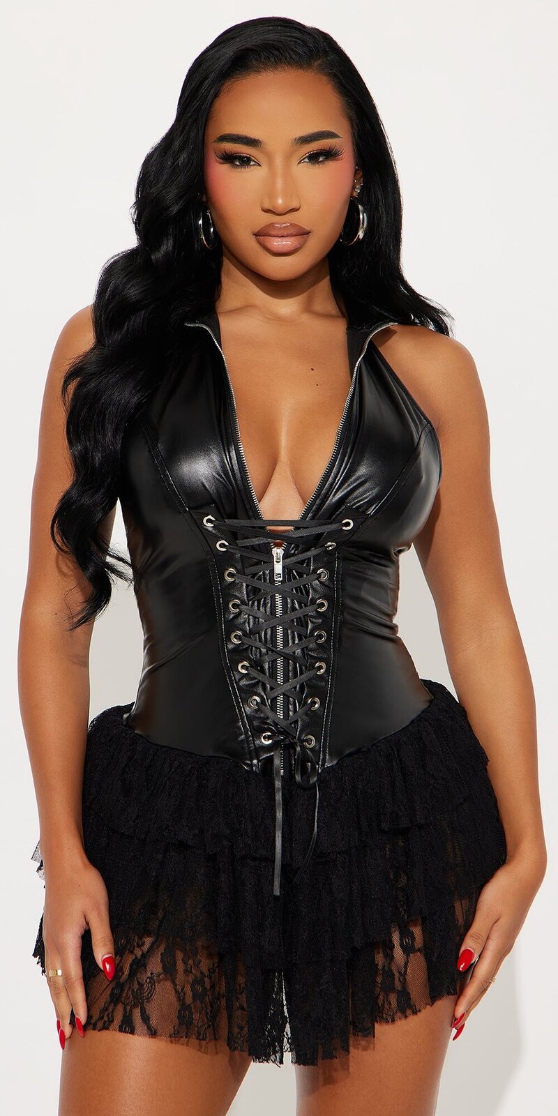 Čierne mini šaty z umelej kože s volánovou sukňou