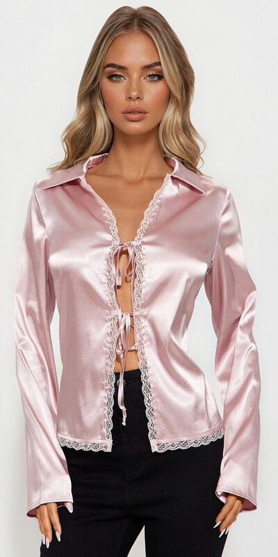 Saténová blúzka s viazaním a čipkovým lemom v ružovej farbe
