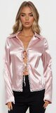 Saténová blúzka s viazaním a čipkovým lemom v ružovej farbe